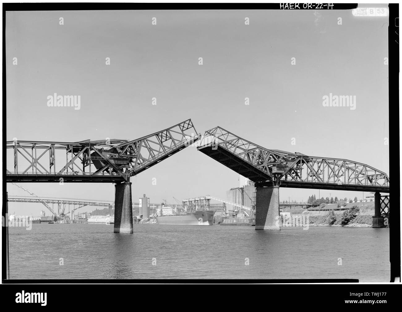 Same as OR-22-13, open position - Broadway Bridge, Spanning Willamette River at Broadway Street, Portland, Multnomah County, OR Stock Photo