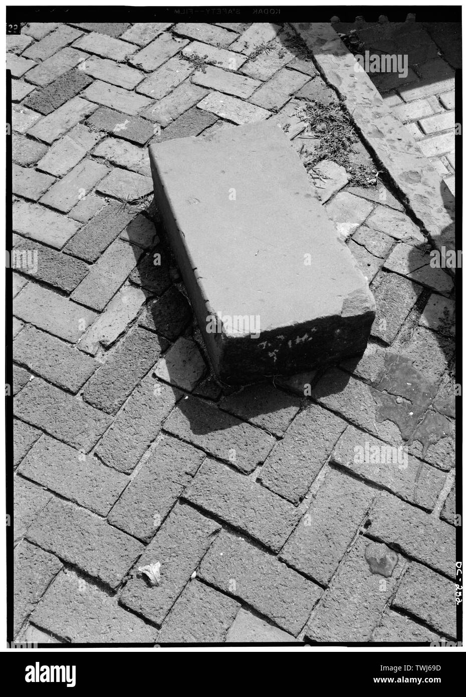 September 1969 SANDSTONE CARRIAGE BLOCK 2811 DUMBARTON AVENUE - Georgetown Street Furniture, Georgetown Vicinity, Washington, District of Columbia, DC Stock Photo