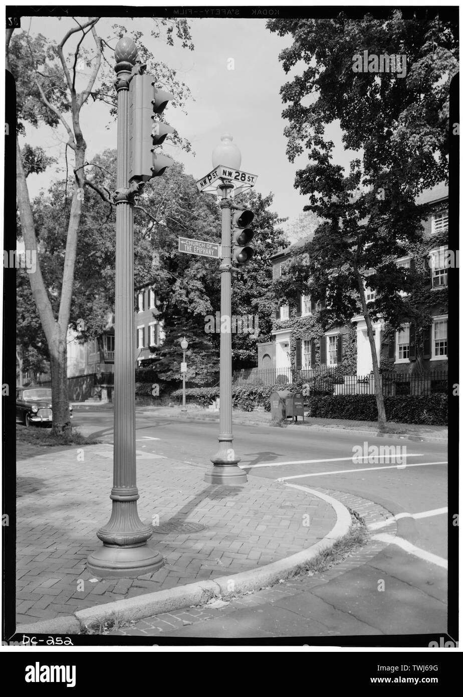 September 1969 TRAFFIC LIGHT, WITH STREET LAMP AND SIGN IN BACKGROUND AT 28th AND P STREETS, N.W. - Georgetown Street Furniture, Georgetown Vicinity, Washington, District of Columbia, DC Stock Photo