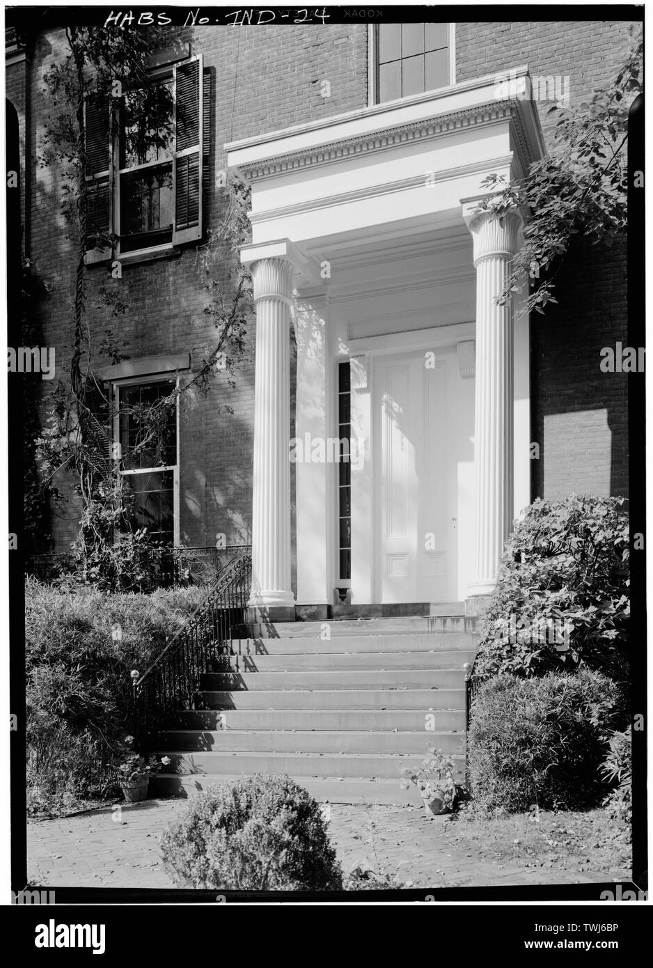 September 1971 DETAIL OF SOUTH PORTICO - Captain Charles L. Shrewsbury House, 301 West First Street (High and Poplar Streets), Madison, Jefferson County, IN; Shrewsbury, Charles Lewis; Costigan, Francis J; Jandoli, Liz, transmitter; RATIO Architects, Inc., consultant; Historic Madison Inc., sponsor; Ross, Benjamin L, architect; Boyce, Kenneth M, landscape architect; Kroll, David, project manager Stock Photo