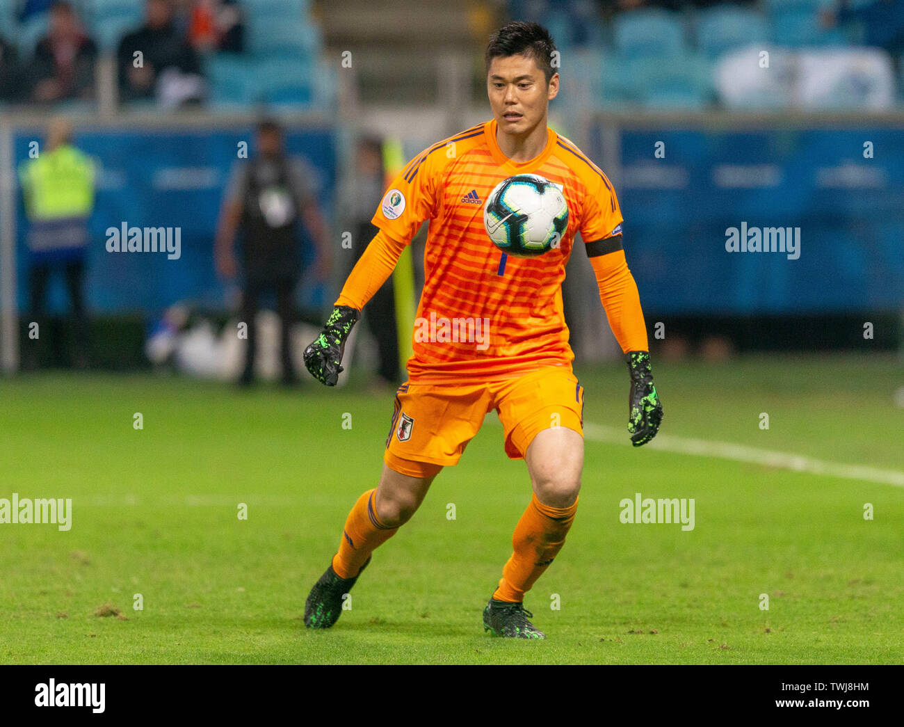 Porto Alegre, Brazil. 20th June, 2019. Eiji Kawashima is bidding during a match between Uruguay and Japan, valid for the 2019 Copa America group stage, held this Thursday (20) at the Grêmio Arena in Porto Alegre, RS. Credit: Raul Pereira/FotoArena/Alamy Live News Stock Photo