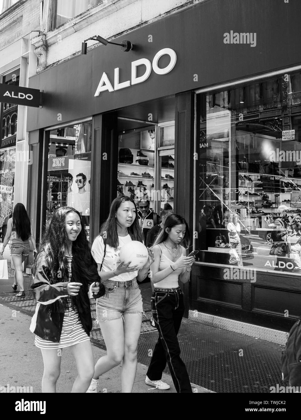 Stærk vind Virus Vedligeholdelse New York, 6/15/2019: Three young females walk by an ALDO store in SoHo  Stock Photo - Alamy