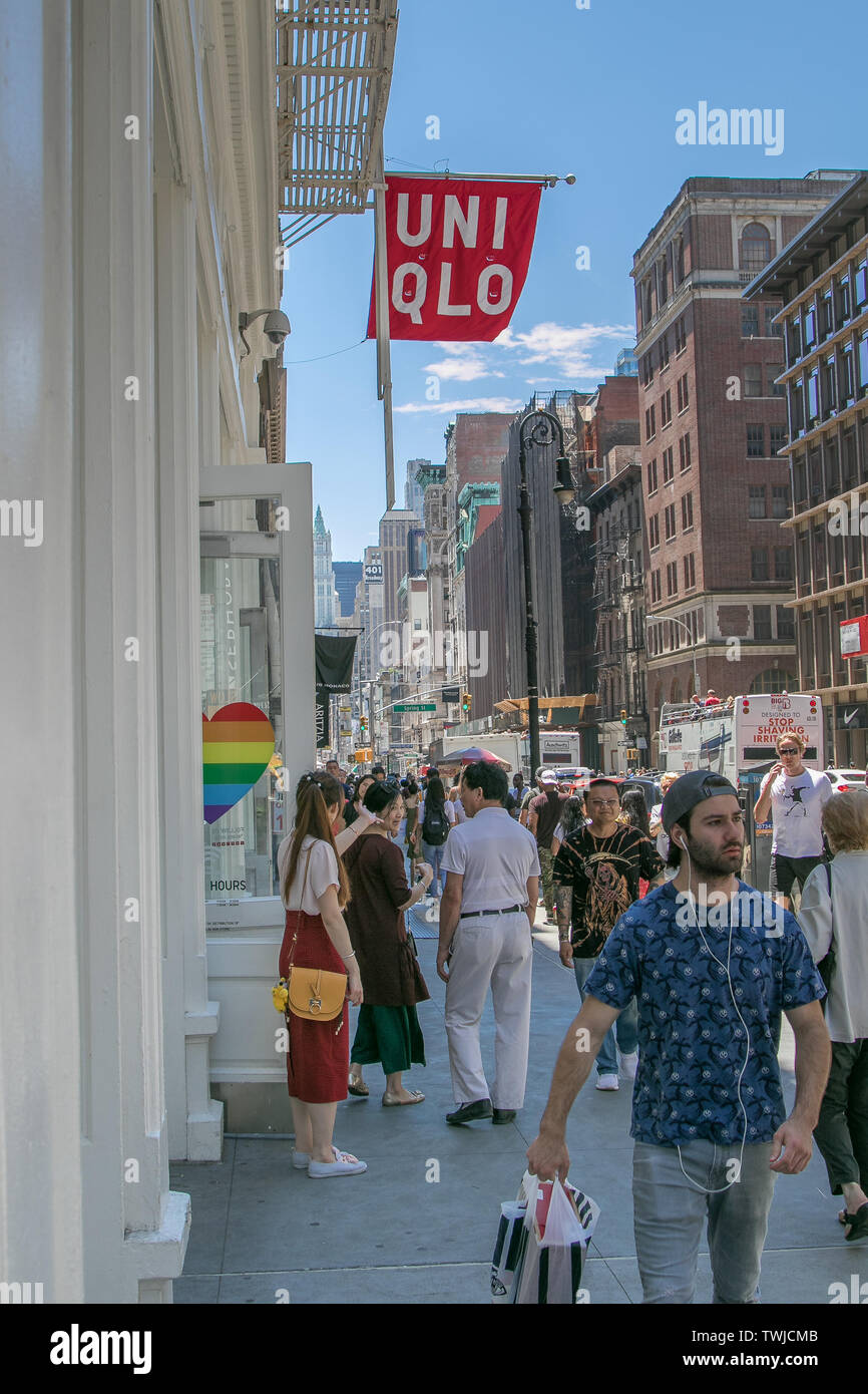 Uniqlo new york hi-res stock photography and images - Alamy