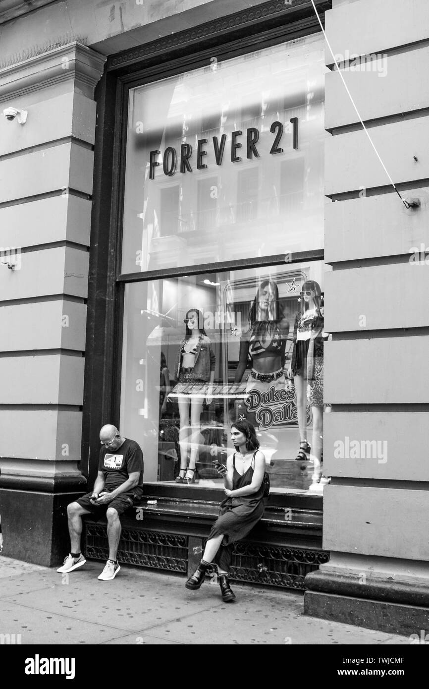 Forever 21 store in Times Square in New York City Stock Photo - Alamy