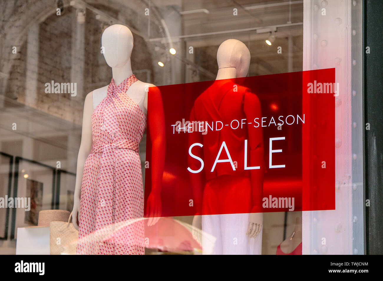 The end of season sale sign at a clothing store Stock Photo - Alamy