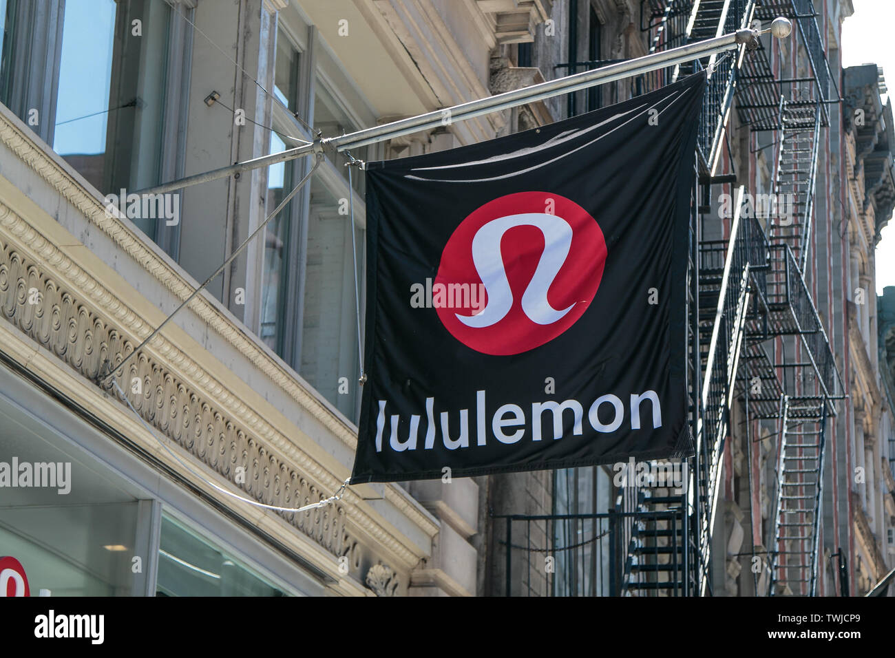 biggest lululemon store in ontario ny