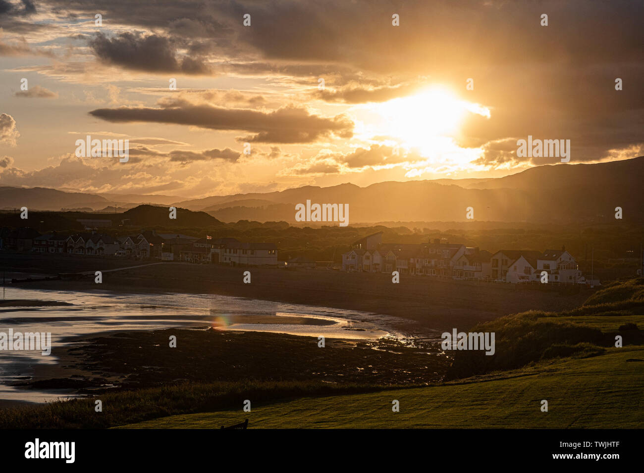 Borth, Mid Wales UK,  Friday 21 June 2019  Day break over the village of Borth and the hills of the Dyfi Valley in Ceredigion, Wales , on Mid Summer’s Day, the Summer Solstice, June 21 , 2019, the longest day of the year.   Photo credit: Keith Morris/Alamy Live News Stock Photo