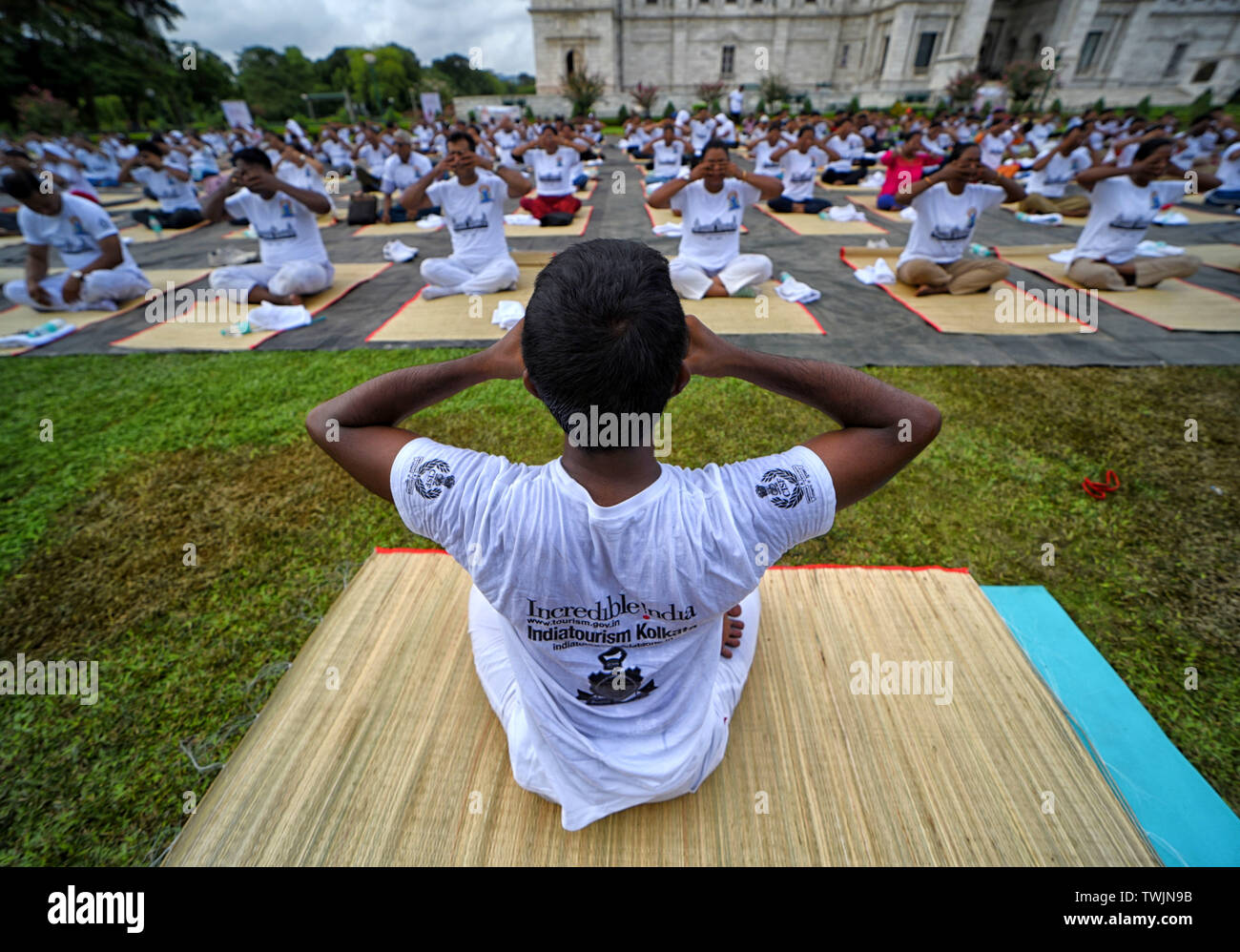 Kolkata, India. 21st June, 2019. A Yoga instructor seen giving