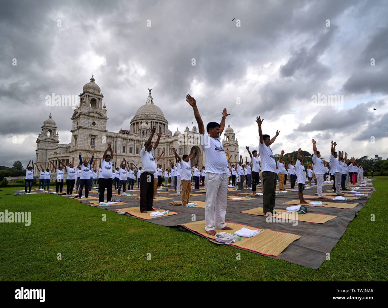 Kolkata, India. 21st June, 2019. People seen practicing Yoga during International Yoga Day. India Tourism organised the Yoga session at iconic Victoria Memorial ground in the morning. Yoga is a Physical & Spiritual practice originated from India during Ancient ages which is now recognized by United Nations also. Credit: SOPA Images Limited/Alamy Live News Stock Photo