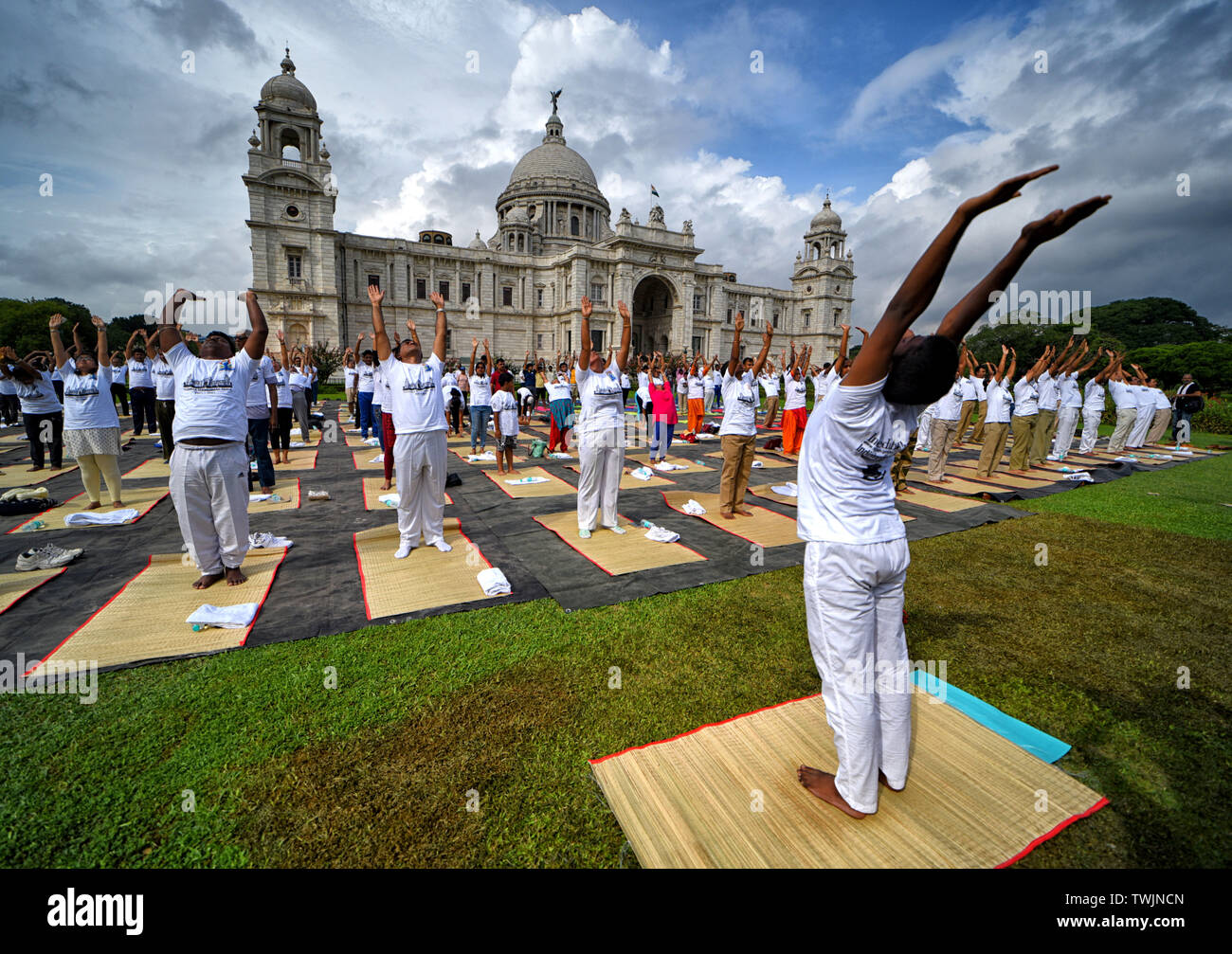 Kolkata, India. 21st June, 2019. A Yoga instructor seen giving direction at a Yoga Exercise during the International Yoga Day. India Tourism organised the Yoga session at iconic Victoria Memorial ground in the morning. Yoga is a Physical & Spiritual practice originated from India during Ancient ages which is now recognized by United Nations also. Credit: SOPA Images Limited/Alamy Live News Stock Photo