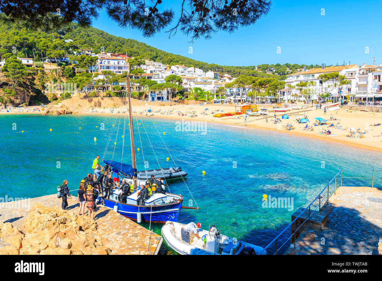 TAMARIU, SPAIN - JUN 2, 2019: Boat with divers anchoring in beautiful  fishing village of Tamariu, Costa Brava, Spain Stock Photo - Alamy