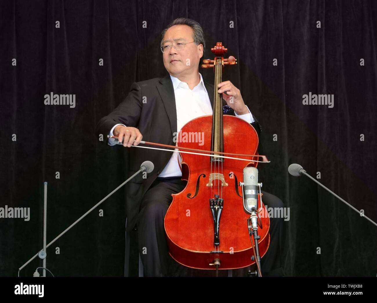 Yo yo ma hi-res stock photography and images - Alamy