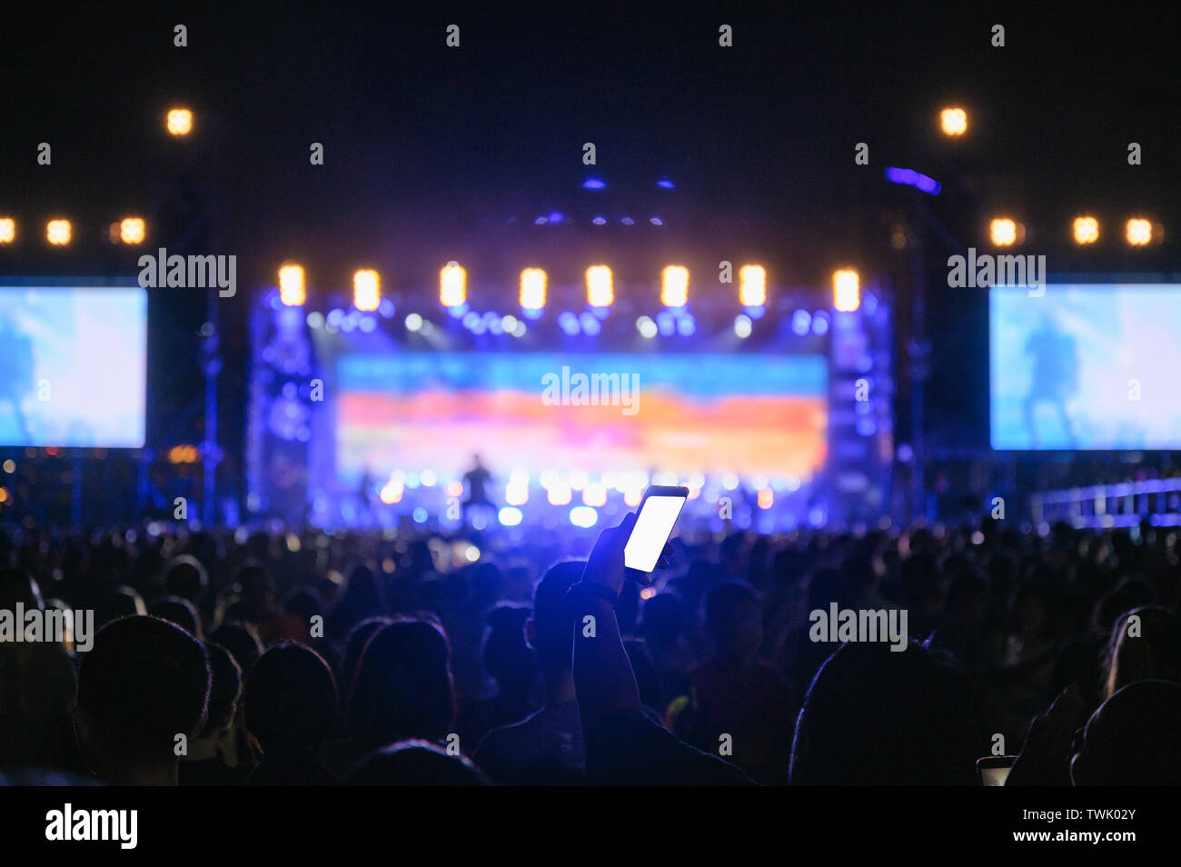 Festive audience silhouette hi-res stock photography and images - Alamy