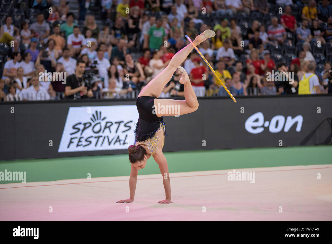Gymnast girl ribbon Imágenes recortadas de stock - Alamy