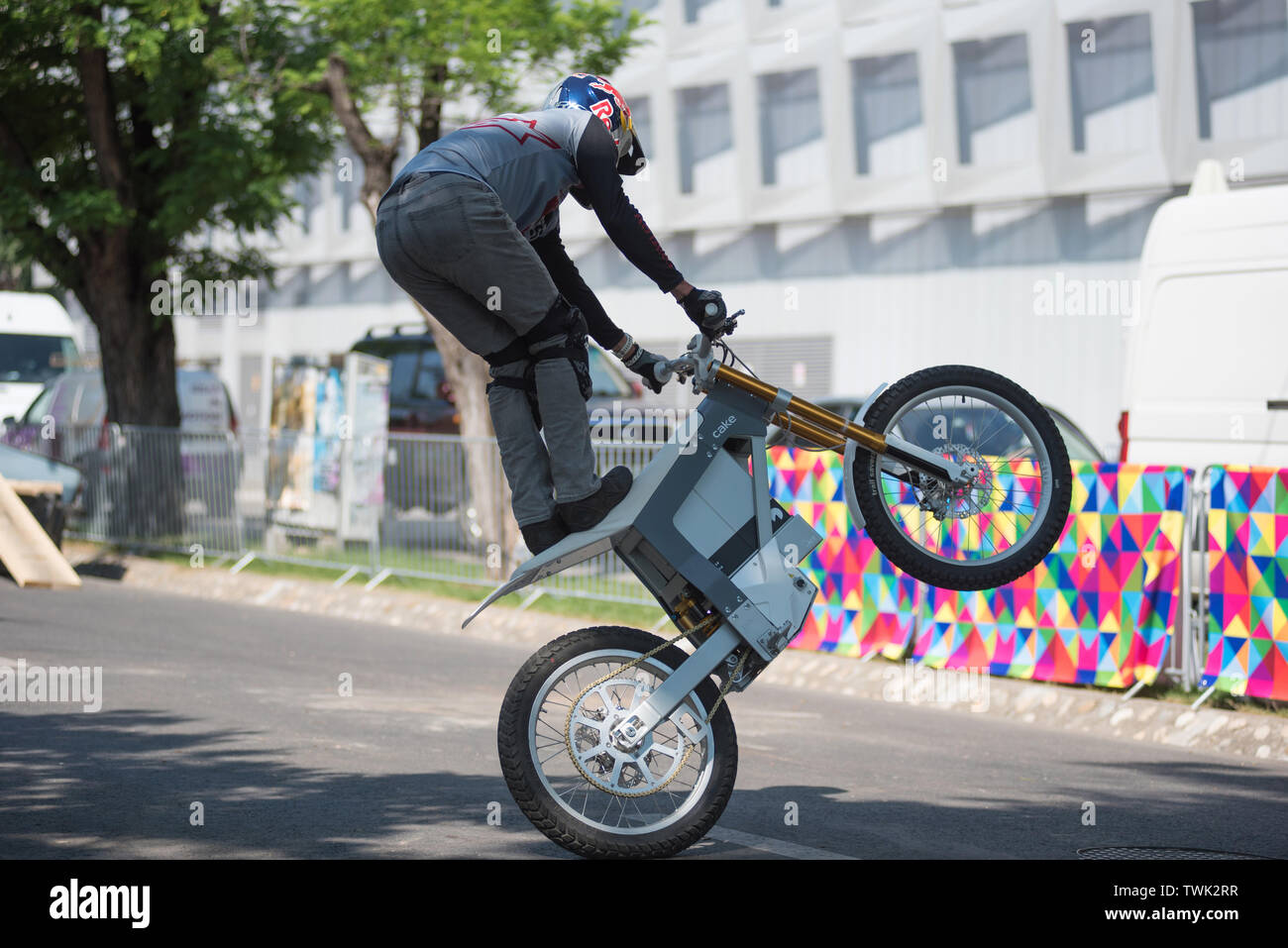 Cycle stunt hi res stock photography and images Page 4 Alamy