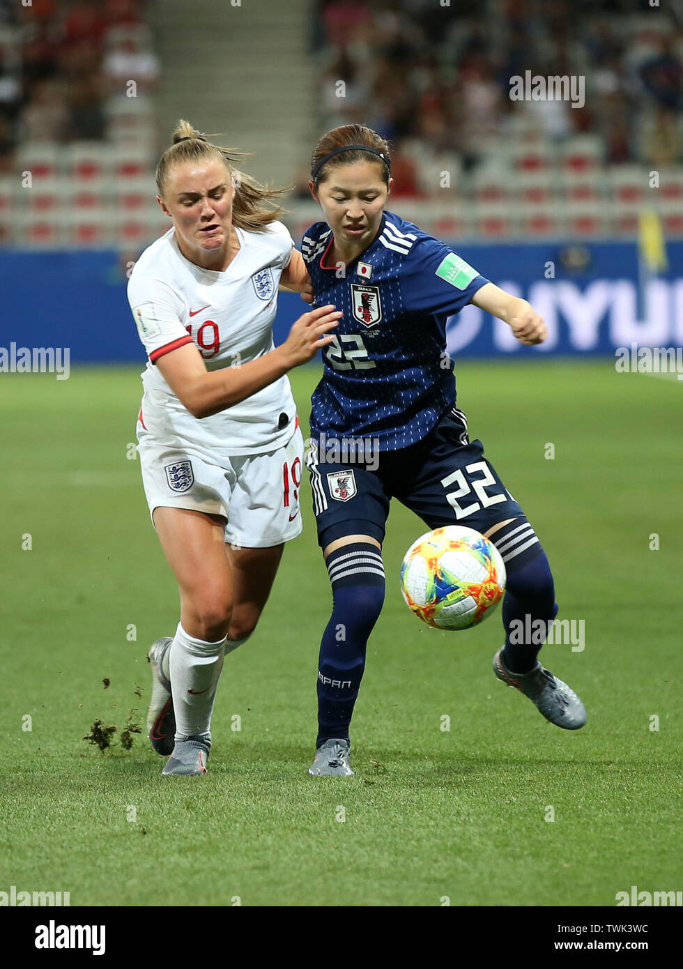 Nice, Frankreich. 19th June, 2019. France, Nice, Stade de Nice, 19.06.2019, Football - FIFA Women's World Cup - Japan - England Image: from left Georgia Stanway (England, # 19) and Risa Shimizu (Japan, # 22) | usage worldwide Credit: dpa/Alamy Live News Stock Photo