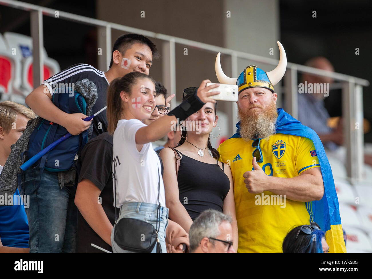 Nice, Frankreich. 19th June, 2019. France, Nice, Stade de Nice, 19.06.2019, Football - FIFA Women's World Cup - Japan - England Image: English, Japanese and Swedish fans in Nice | usage worldwide Credit: dpa/Alamy Live News Stock Photo