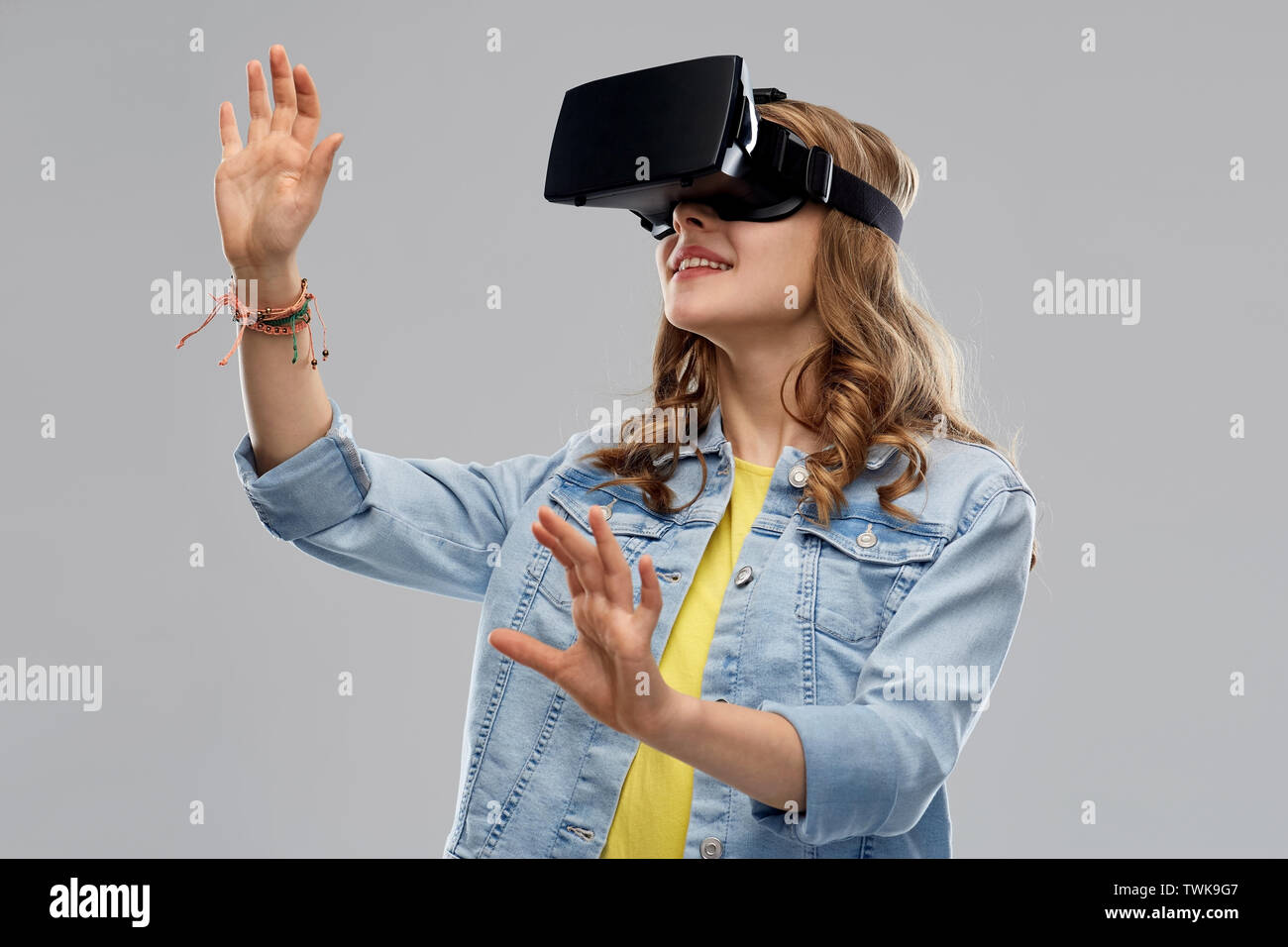teen girl in virtual reality headset or vr glasses Stock Photo - Alamy
