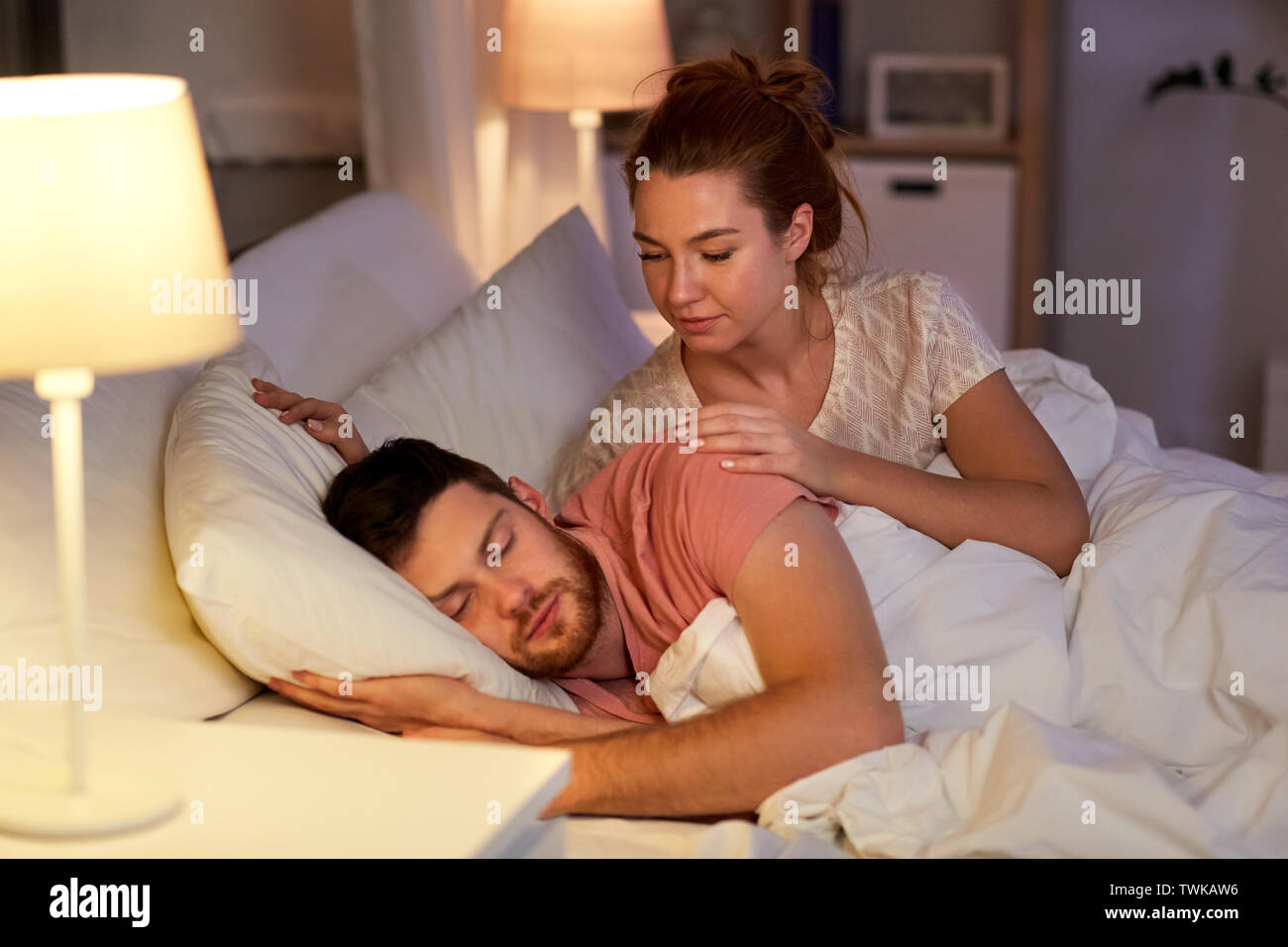 Жена спала читать. Парень наблюдает за спящей. Очень красива спят жена с мужем.