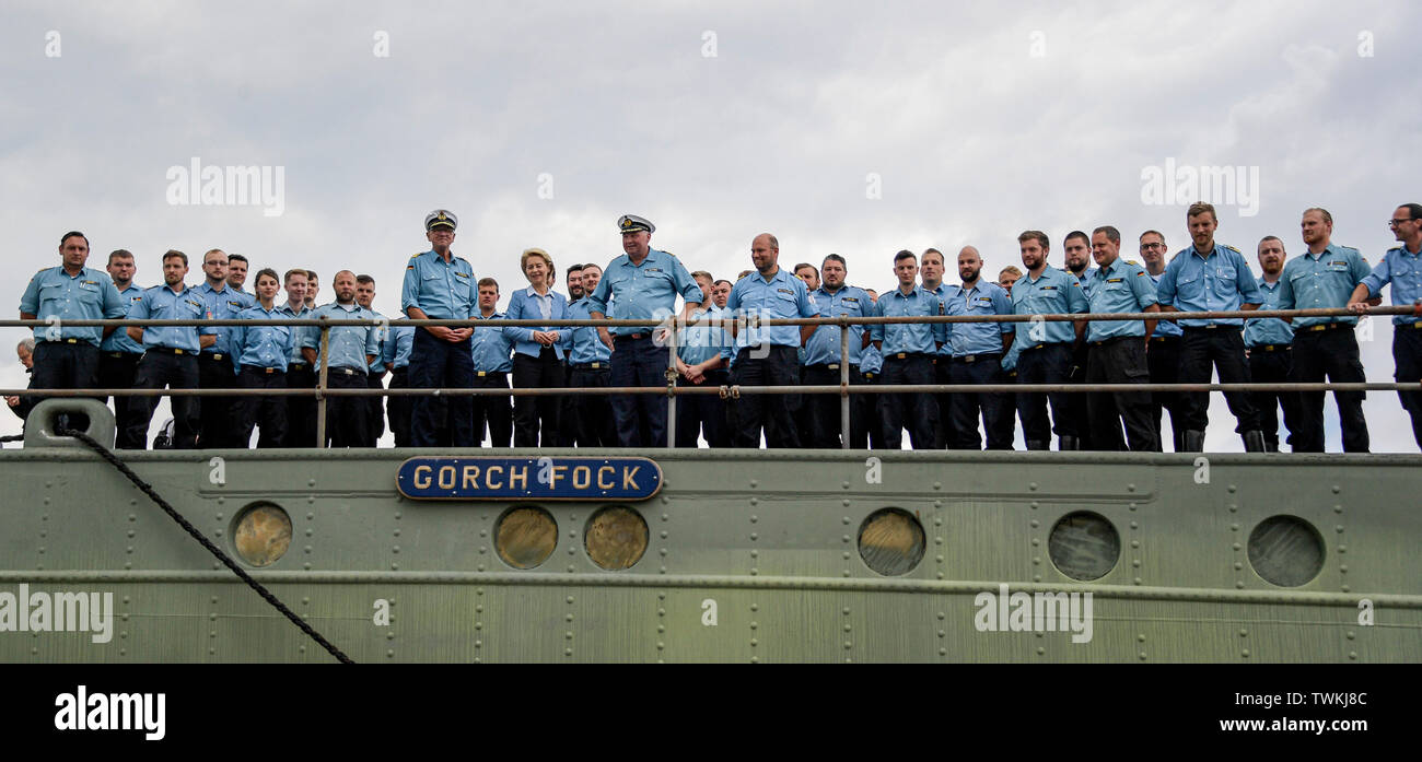 Bremerhaven, Germany. 21st June, 2019. Ursula von der Leyen (M, CDU), Federal Minister of Defence, stands with crew members on deck of the 'Gorch Fock' between Vice Admiral Andreas Krause (M left), Inspector of the Navy, and Nils Brandt (M right), Commander of the 'Gorch Fock'. The naval training ship 'Gorch Fock' was launched in Bremerhaven after more than three years in the dock again. Credit: Axel Heimken/dpa/Alamy Live News Stock Photo
