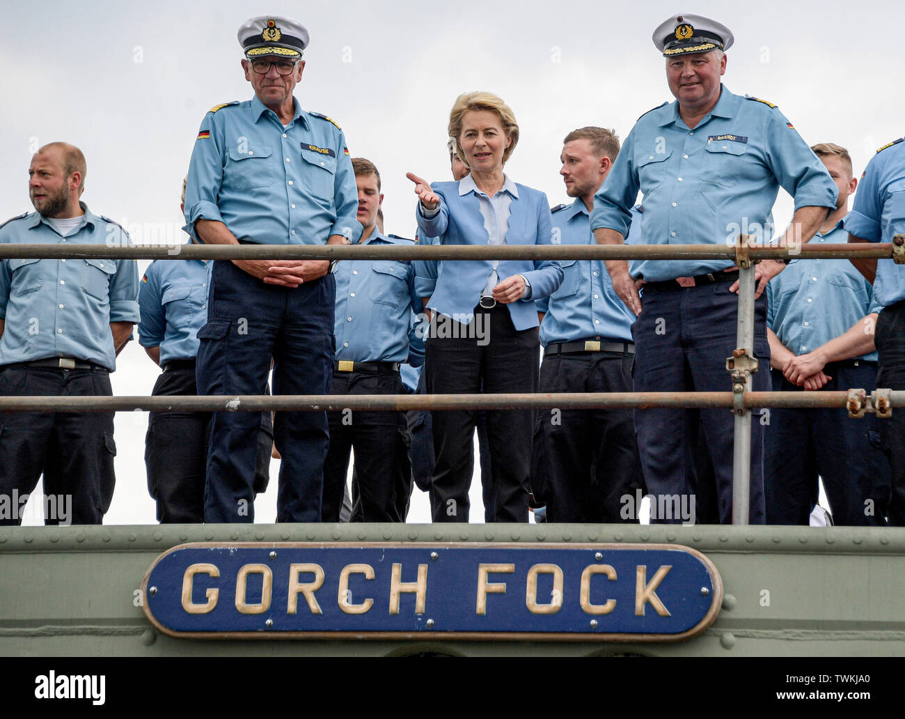 Bremerhaven, Germany. 21st June, 2019. Ursula von der Leyen (M, CDU), Federal Minister of Defence, stands with crew members on deck of the 'Gorch Fock' between Vice Admiral Andreas Krause (l), Inspector of the Navy, and Nils Brandt (r), Commander of the 'Gorch Fock'. The naval training ship 'Gorch Fock' was launched in Bremerhaven after more than three years in the dock again. Credit: Axel Heimken/dpa/Alamy Live News Stock Photo
