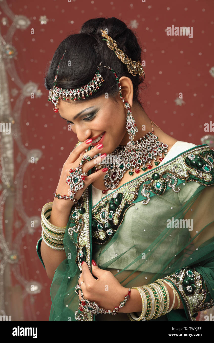 Indian bride in traditional wedding dress Stock Photo - Alamy