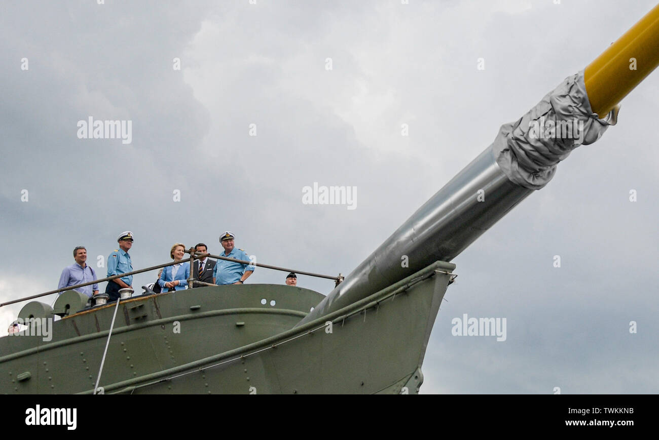 Bremerhaven, Germany. 21st June, 2019. Ursula von der Leyen (l, CDU), Federal Minister of Defence, stands next to Vice Admiral Andreas Krause (M left), Inspector of the Navy, and Nils Brandt (M right), Commander of the 'Gorch Fock', with crew members of the 'Gorch Fock' at the bow of the ship. The naval training ship 'Gorch Fock' was launched in Bremerhaven after more than three years in the dock again. Credit: Axel Heimken/dpa/Alamy Live News Stock Photo
