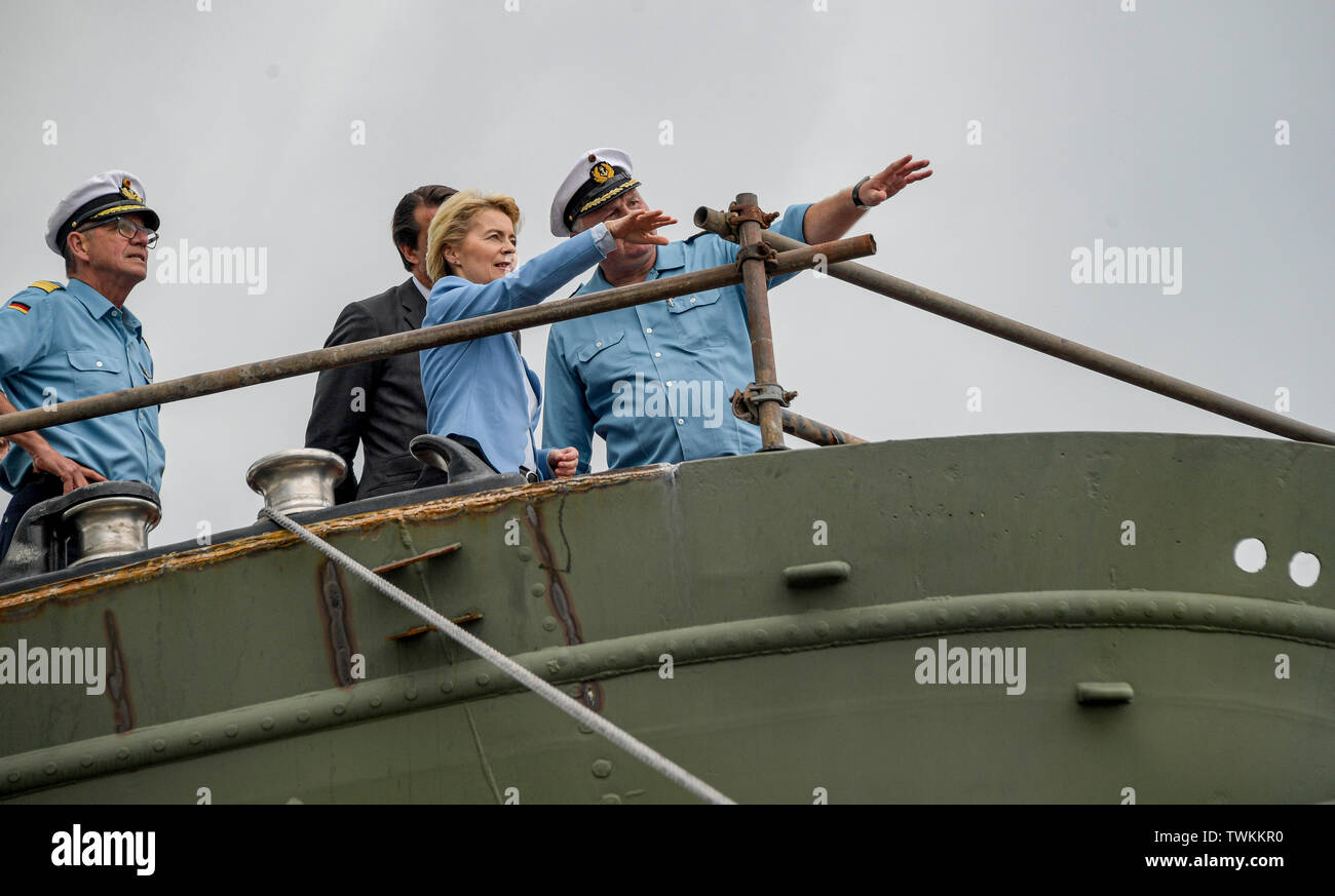 Bremerhaven, Germany. 21st June, 2019. Ursula von der Leyen (M, CDU), Federal Minister of Defence, stands next to Vice Admiral Andreas Krause (l), Inspector of the Navy, and Nils Brandt (r), Commander of the 'Gorch Fock', with crew members of the 'Gorch Fock' at the bow of the ship. The naval training ship 'Gorch Fock' was launched in Bremerhaven after more than three years in the dock again. Credit: Axel Heimken/dpa/Alamy Live News Stock Photo