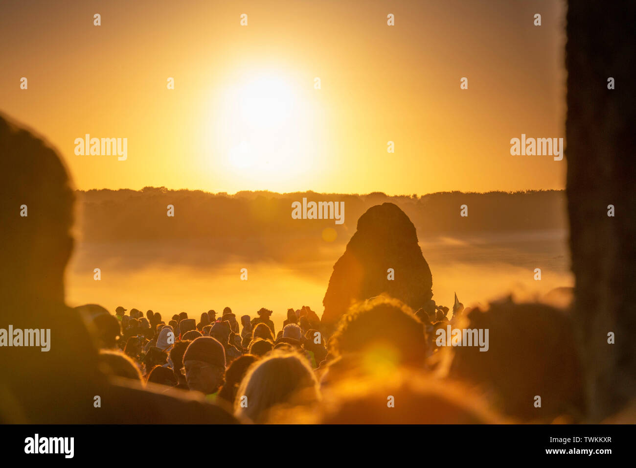 Visitors to Stonehenge in Wiltshire witness the perfect sunrise behind the ancient monument on the summer solstice. Picture date Friday 21st June, 201 Stock Photo