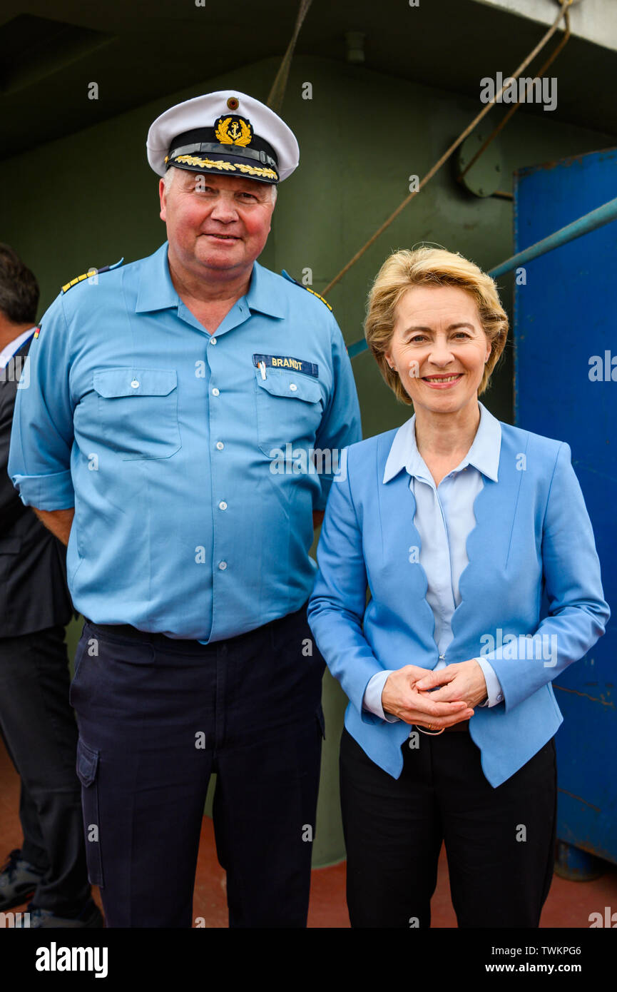 Bremerhaven, Germany. 21st June, 2019. Ursula von der Leyen (CDU), Minister of Defence, and Nils Brandt, Commander of the Gorch Fock, stand together for a photo on the naval training ship 'Gorch Fock'. The naval training ship 'Gorch Fock' was launched in Bremerhaven after more than three years in the dock again. Credit: Mohssen Assanimoghaddam/dpa/Alamy Live News Stock Photo