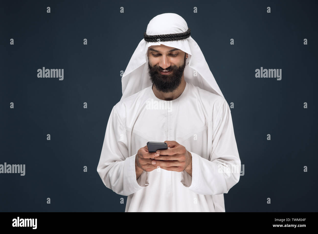 Телефон арабов. Араб в шоке. Араб на синем фоне. Saudi man Photography.