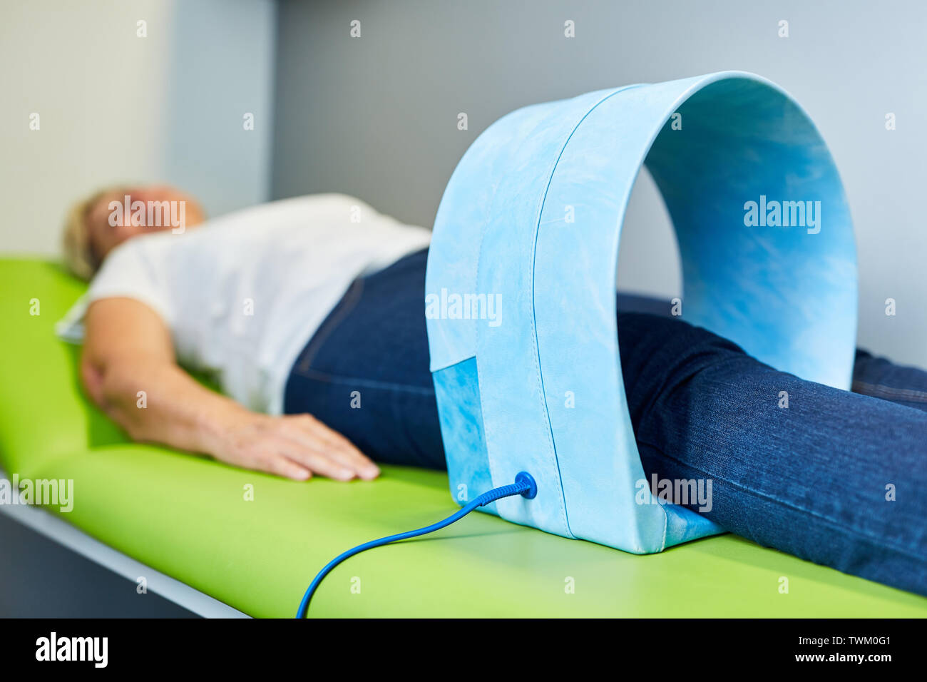 Patient receives therapy on knee joint as alternative pain therapy Stock Photo Alamy