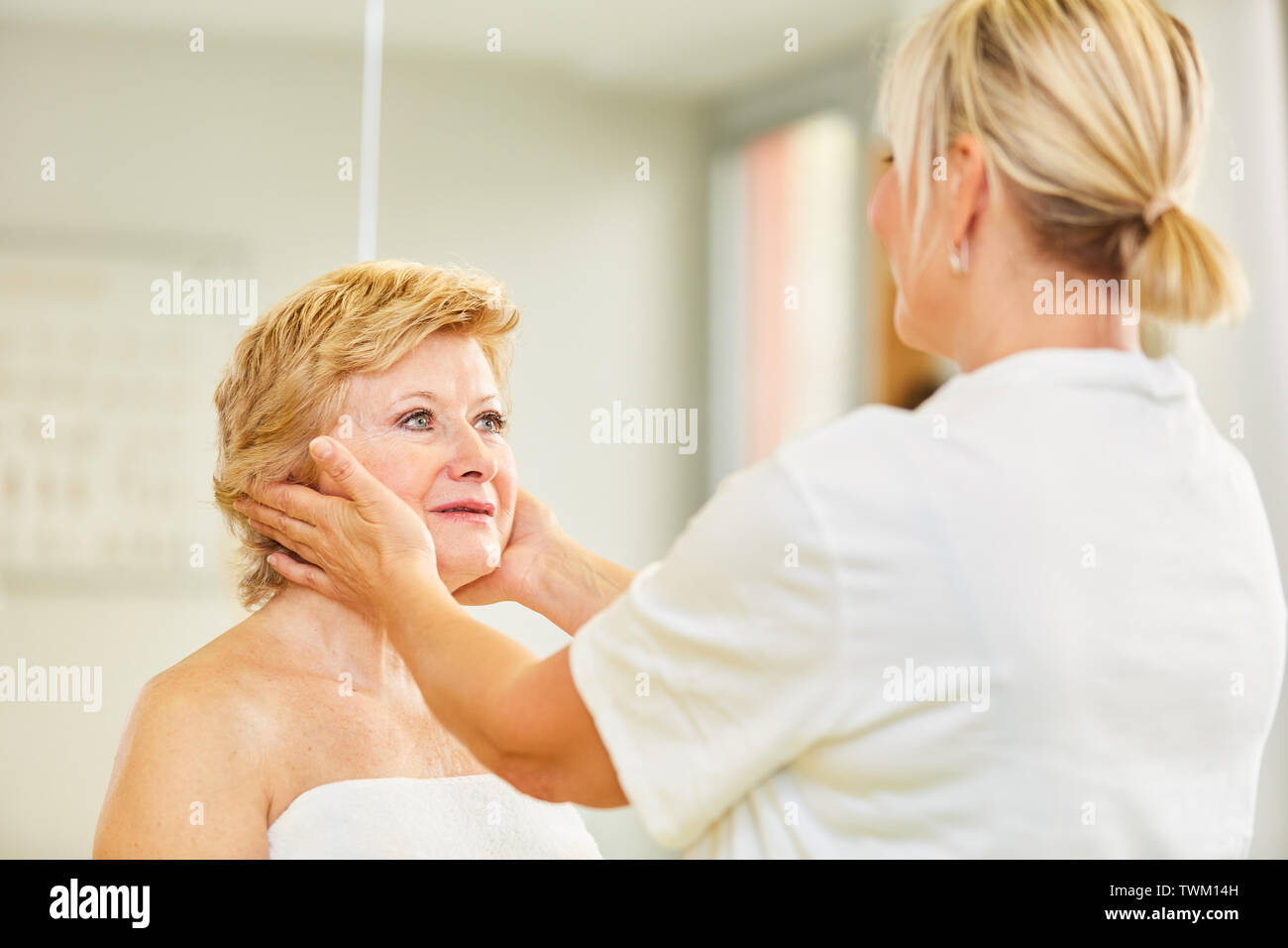 Osteopath or non-medical practitioner treats cervical spine syndrome in chiropractic Stock Photo