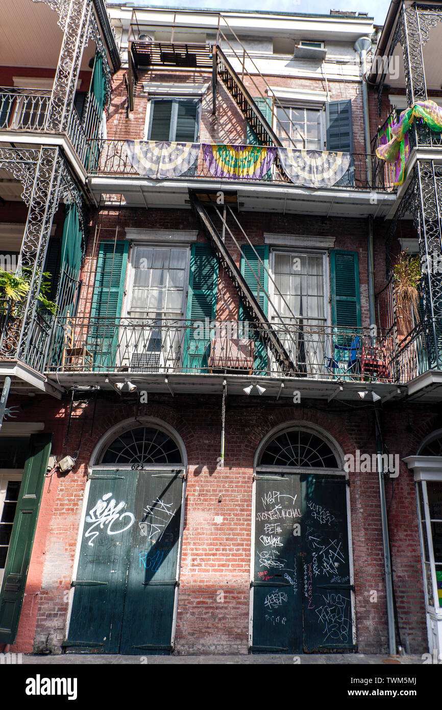 A vertical view of a walk-up tenant building located in the French Quarter of New Orleans, Louisiana Stock Photo