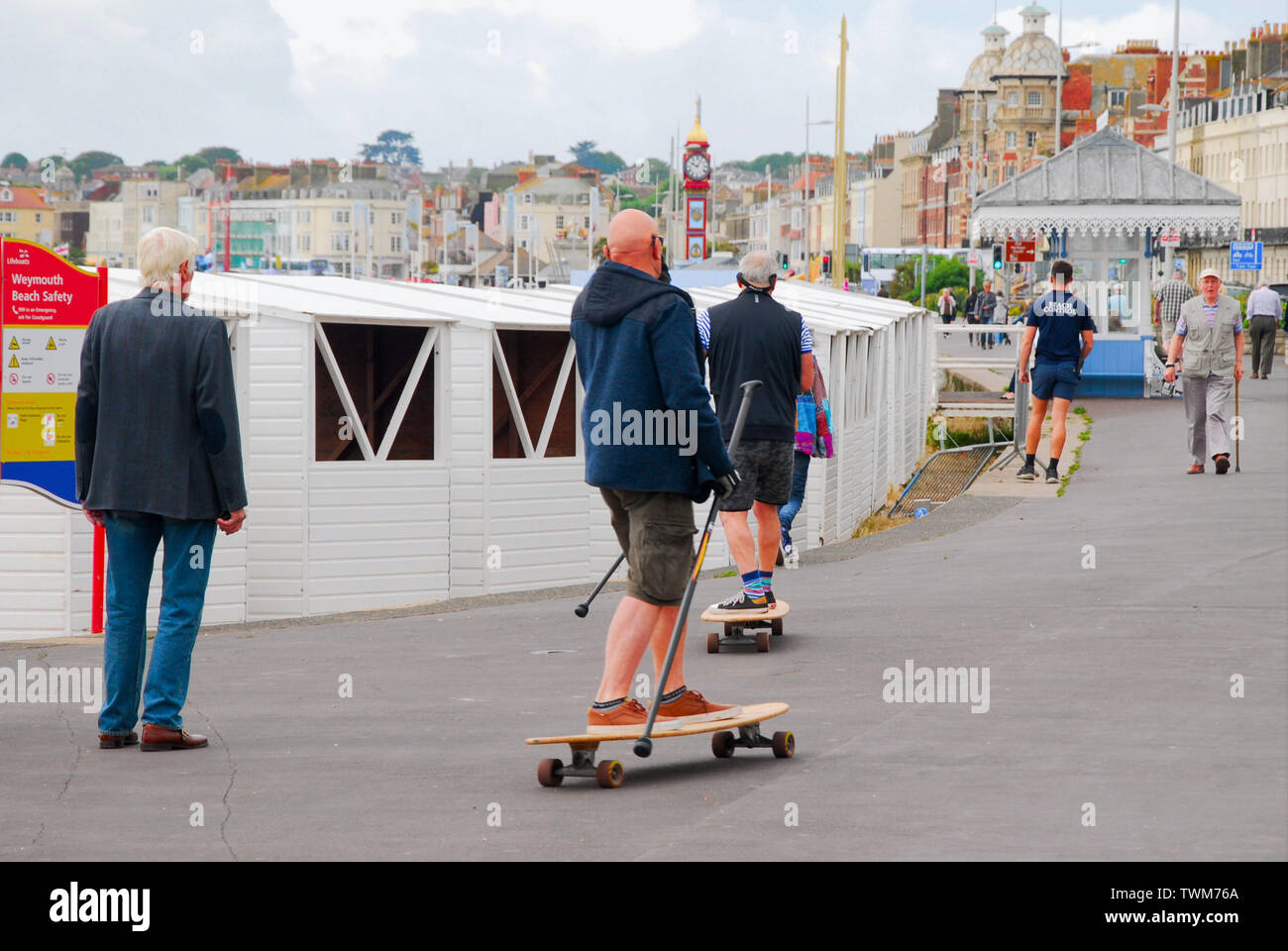 Weymouth, Dorset. 21st June 2019. UK Weather: Two men 'punt' their way along Weymouth promenade on the day of the sunny Summer Solstice. credit: stuart fretwell/Alamy Live News Stock Photo