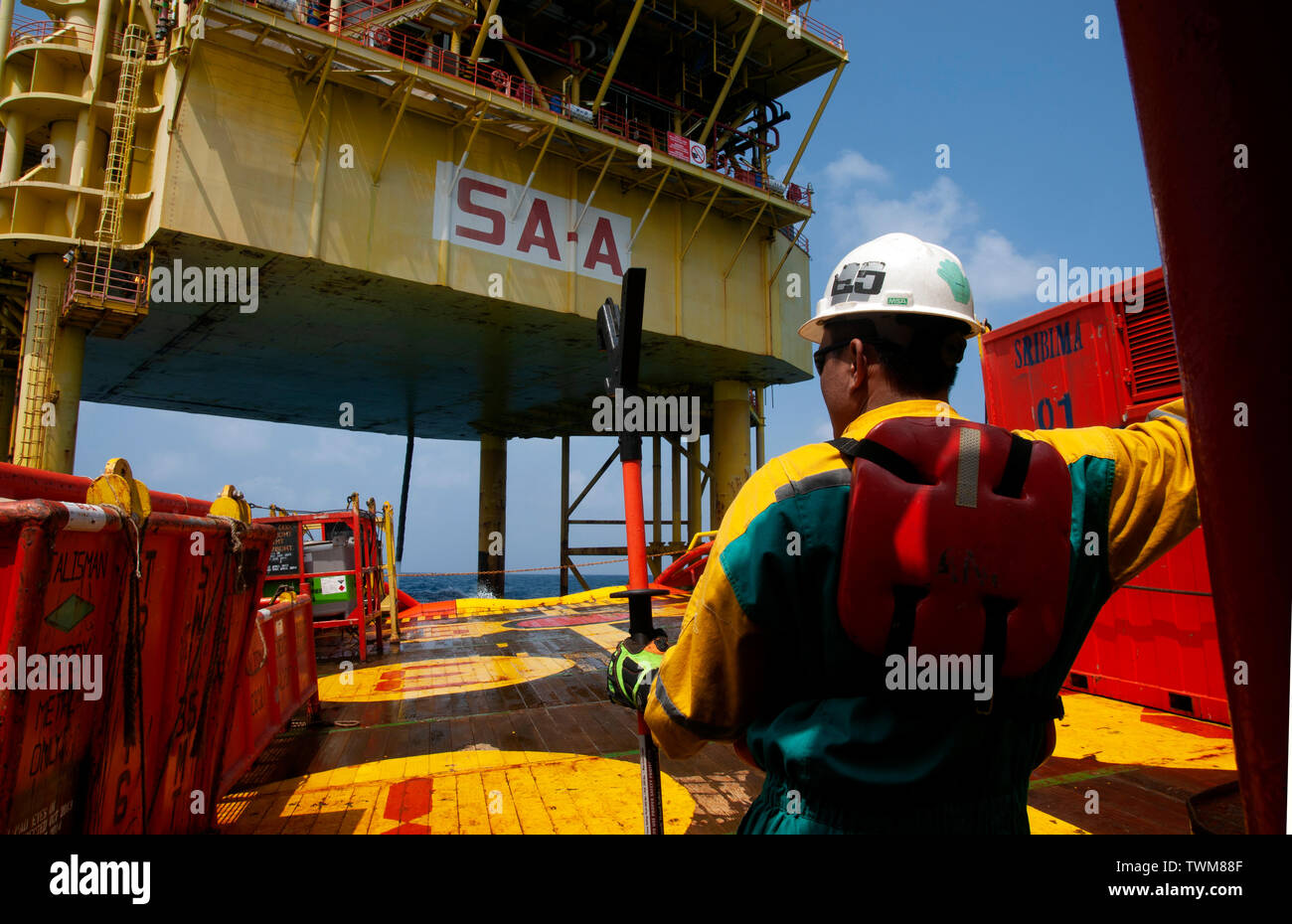 marine crew handling and arrange cargo on deck by using special tool
