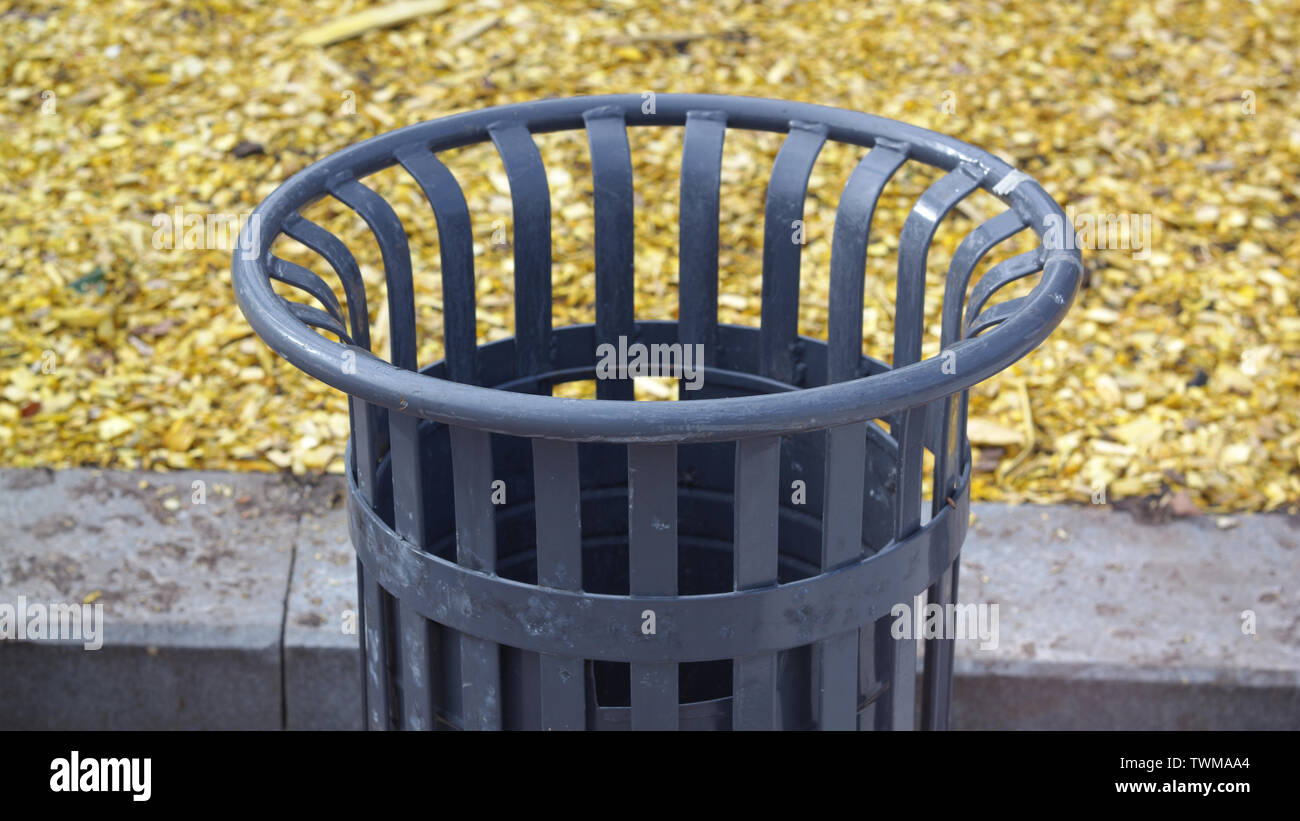 empty recycle bin Stock Photo Alamy