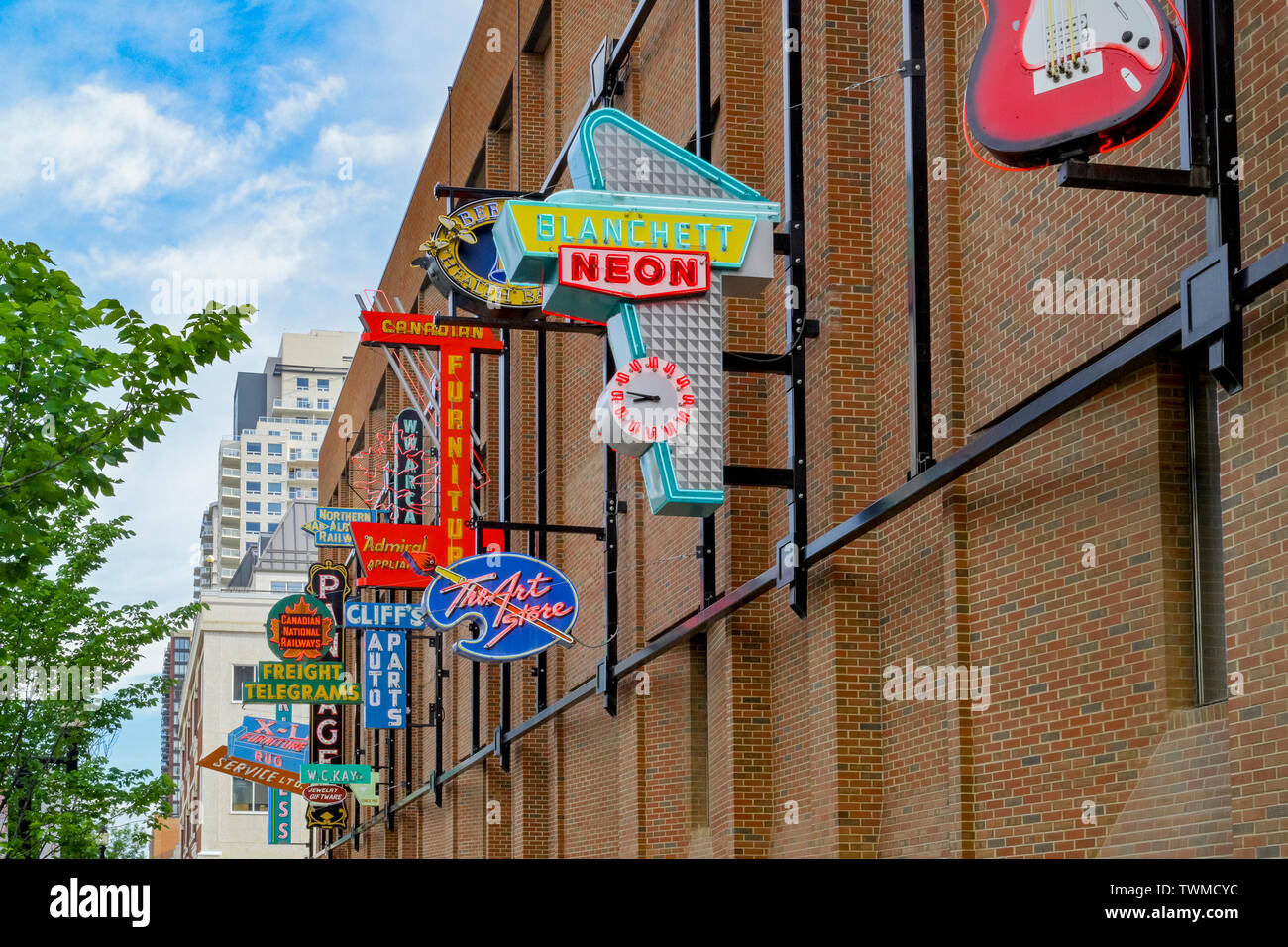 Vintage neon signs outdoor neon hi-res stock photography and images - Alamy