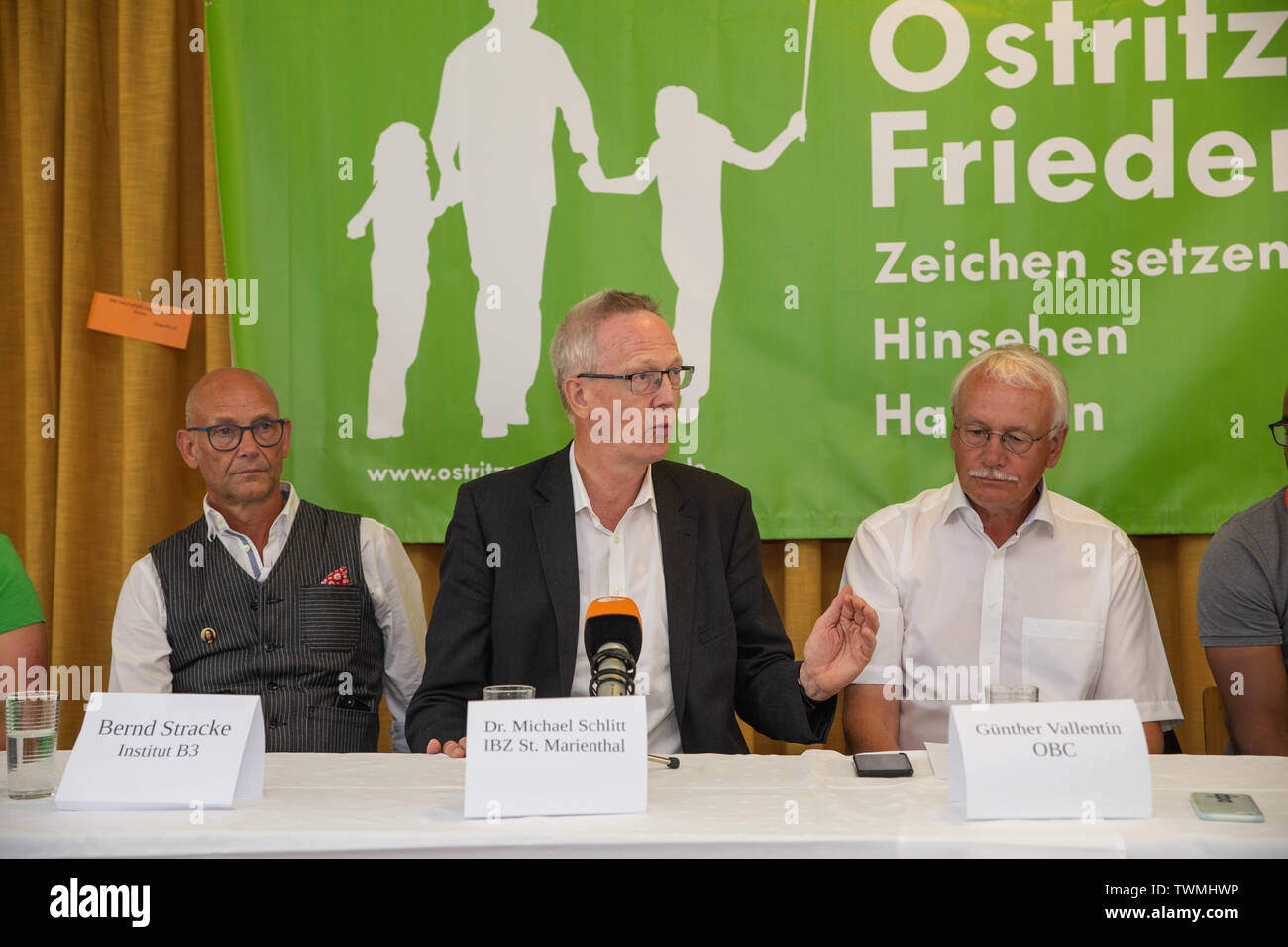 Ostritz, Germany. 21st June, 2019. Dr. Michael Schlitt (M), Chairman of the Board of Directors International Meeting Center St. Marienthal (IZB), speaks at the press conference in the vicarage in Ostritz. Next to him are Bernd Stracke (l), Managing Director of Institut B3, and Günther Vallentin, President of the OSC football club. With the 4th Ostritzer Peace Festival, the city wants to react to a new meeting of neo-Nazis to the Shield and Sword Festival in the East Saxon city. Credit: Daniel Schäfer/dpa-Zentralbild/dpa/Alamy Live News Stock Photo