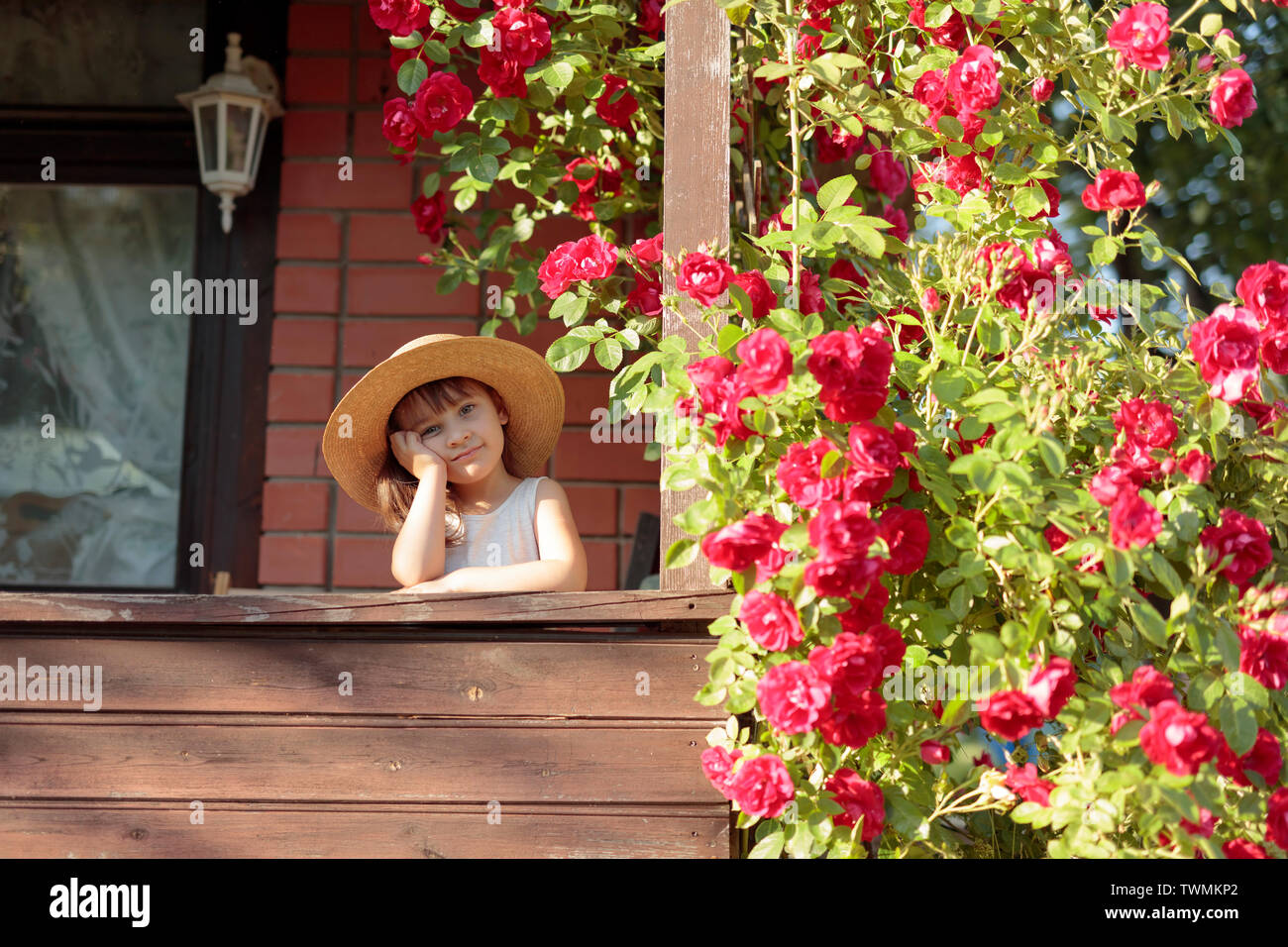 Portrait of happy little girl in straw hat Stock Photo - Alamy
