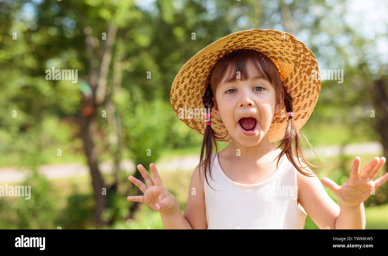 Portrait of surprised little girl in straw hat Stock Photo - Alamy
