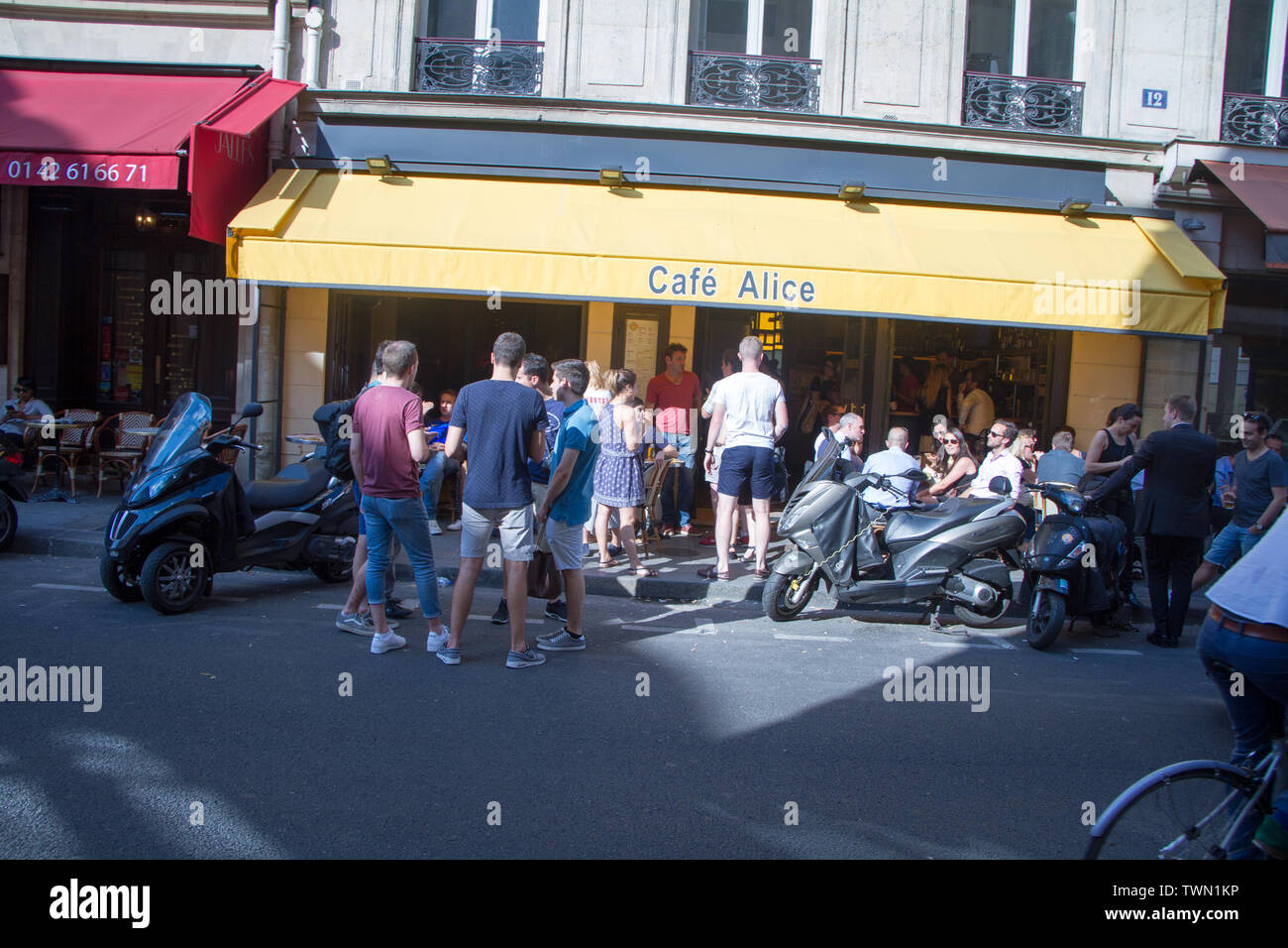 France Baguette Cafe Table High Resolution Stock Photography And Images Alamy