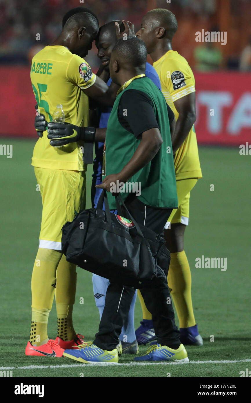 Cairo, Egypt. 21st June, 2019. Zimbabwe goalkeeper Edmore Sibanda (C) leaves the pitch for a substitution after picking up an injury during the 2019 Africa Cup of Nations Group A soccer match between Egypt and Zimbabwe at the Cairo International Stadium. Credit: Oliver Weiken/dpa/Alamy Live News Stock Photo
