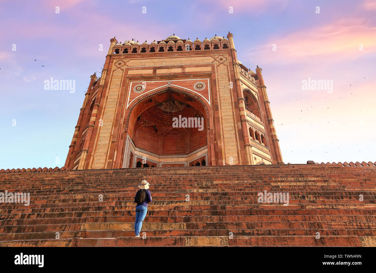 Bir qulni boglab olib boring