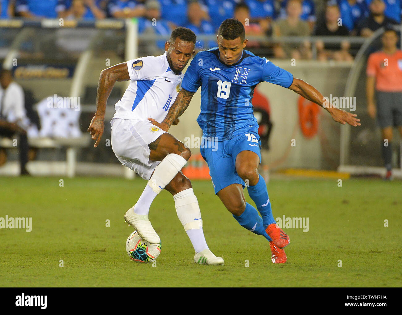 Houston, TX, USA. 21st June, 2019. Honduras midfielder, Luis Garrido (19), and Curacao midfielder, Leandro Bacuna (10), fight for control of the ball during 2019 CONCACAF Gold Cup match between Honduras and Curacao, at BBVA Compass Stadium in Houston, TX. Mandatory Credit: Kevin Langley/Sports South Media/CSM/Alamy Live News Stock Photo