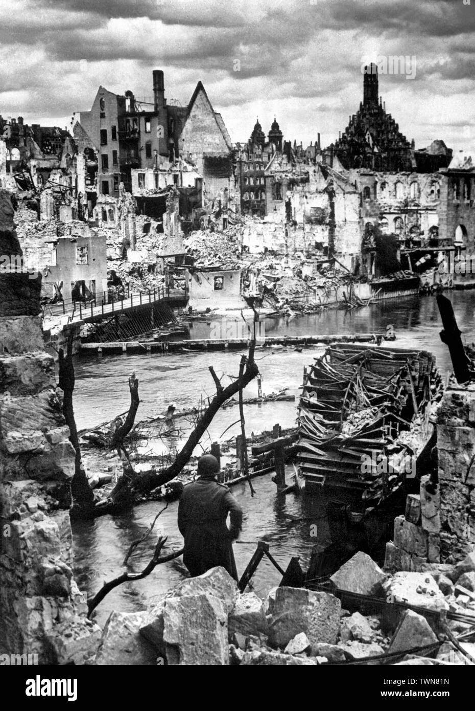 General view of the Bavarian city of Nuremberg. In the distance, the Frauen Church; Behind the destroyed buildings the Hauptmarkt. End of World War II, 1945 Stock Photo