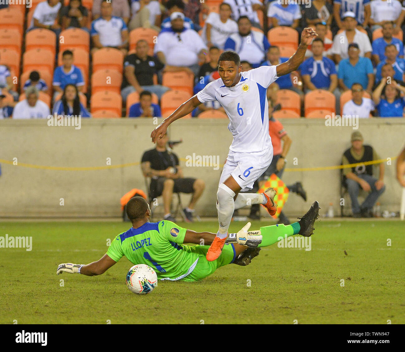 Houston, TX, USA. 21st June, 2019. Honduras goalkeeper, Luis Lopez (1), dives for the ball as Curacao midfielder, Michael Maria (6), moves in to the goal box during 2019 CONCACAF Gold Cup match between Honduras and Curacao, at BBVA Compass Stadium in Houston, TX. Mandatory Credit: Kevin Langley/Sports South Media/CSM/Alamy Live News Stock Photo
