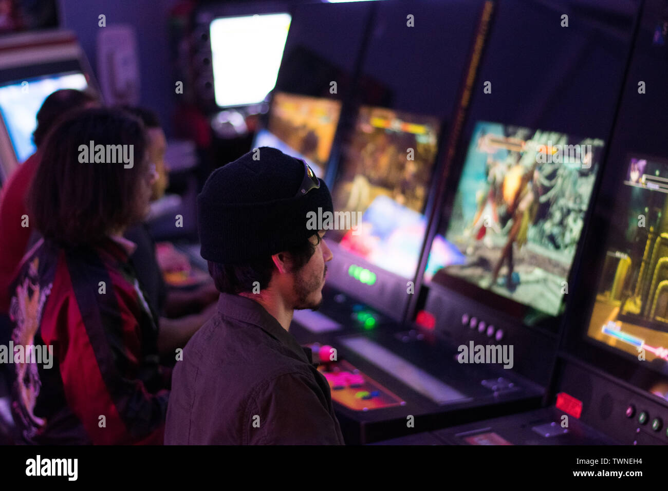 Boy playing video games in downtown austin texas arcade Stock Photo Alamy