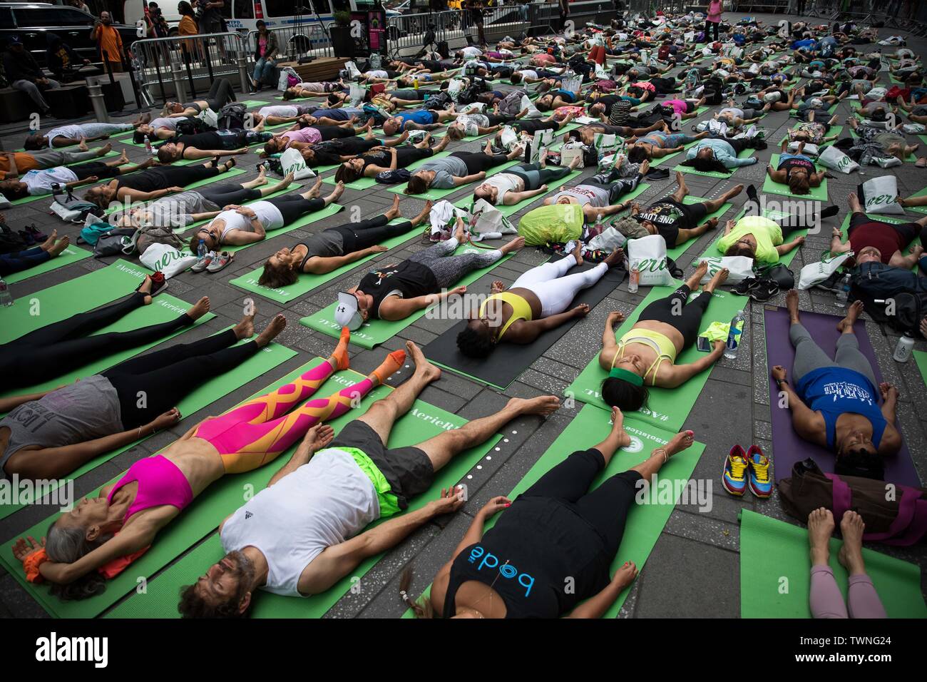 Free Yoga Class High Resolution Stock Photography And Images Alamy