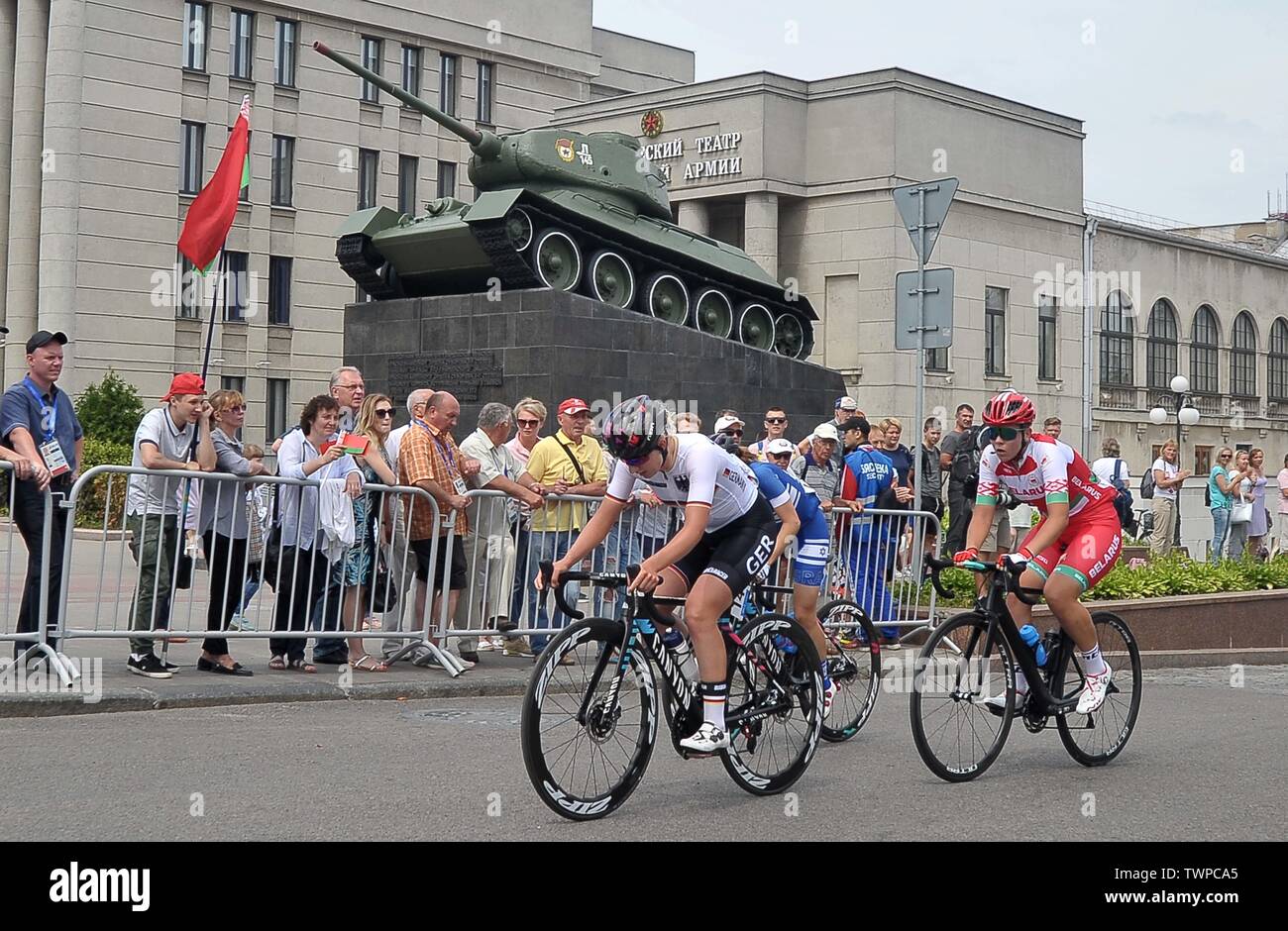 22/06/2019. Minsk. Belarus. The Peleton goes past an old T34/85 tank in 'Army palace'. Womens road cycling race. Minsk. Belarus. 22/06/2019. Stock Photo
